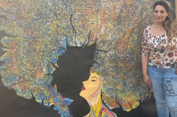 نقاشی دیواری با موضوع زن زندگی آزادی